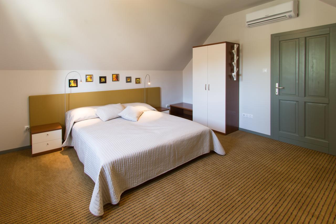 Villa Oliva Boutique Rooms Zamárdi Exterior foto